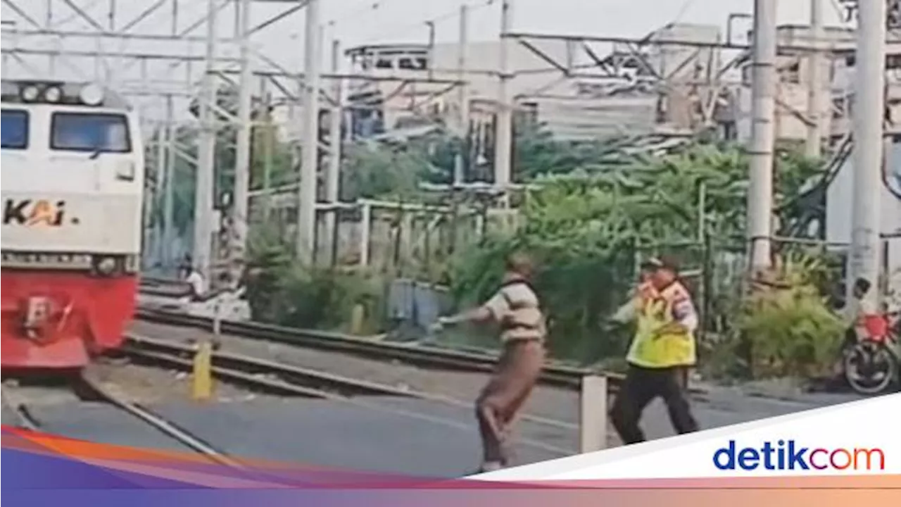 Detik-detik Menegangkan Petugas KAI Selamatkan Pejalan Kaki