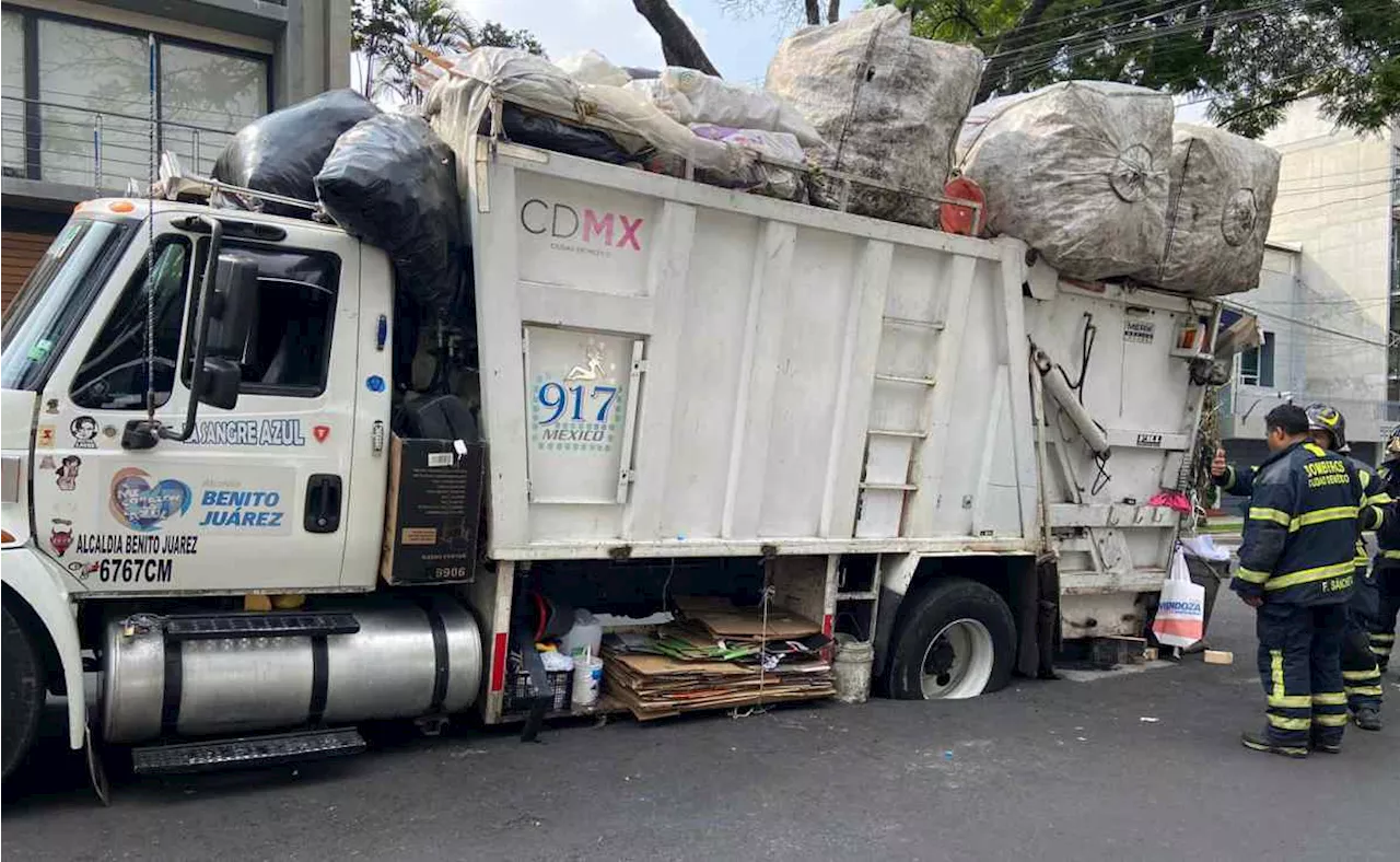 Camión de basura cae en socavón en alcaldía Benito Juárez; estuvo ahí 3 horas