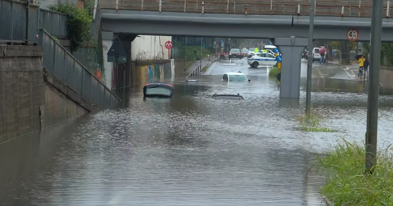 Nubifragio a Rimini, hotel invasi dall’acqua, strade trasformate in fiumi e sottopassaggi allagati: le…