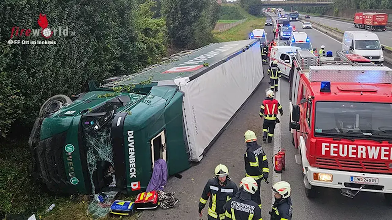 Oö: Umgestürzter Sattelschlepper auf A 8 → Feuerwehren befreien Lenker und Beifahrer bei Ort im Innkreis