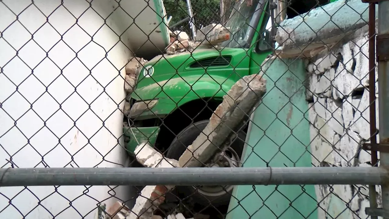 Camión se estrella contra Jardín de Niños en Miravalle