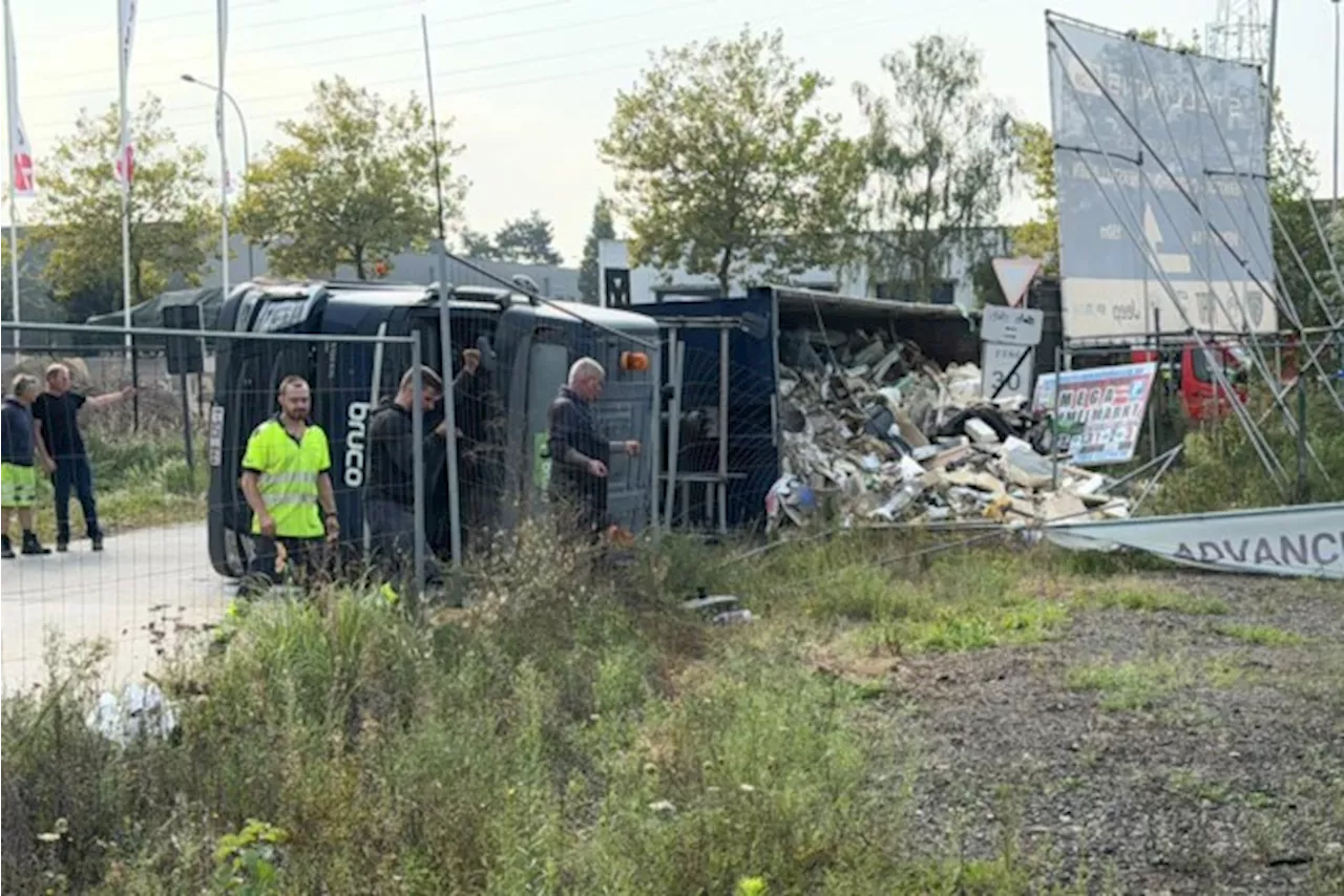 Vrachtwagen kantelt en verliest lading puin in Wijnegem