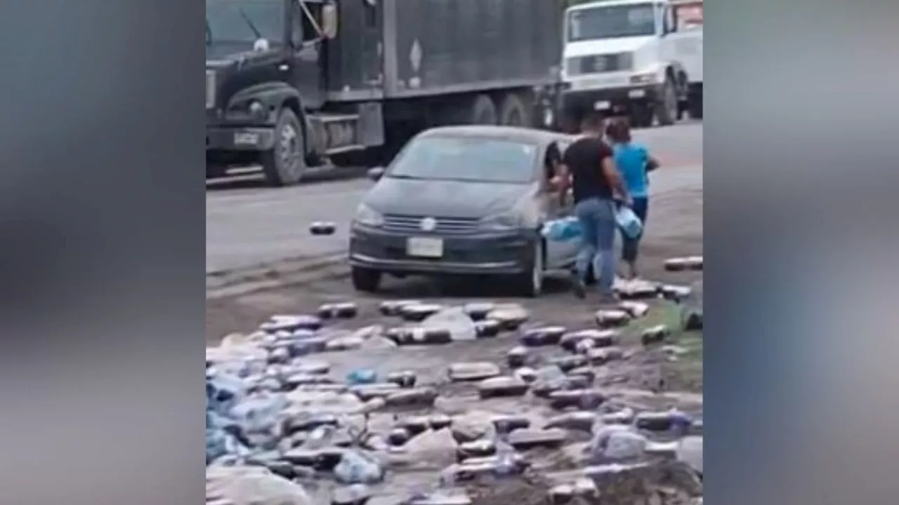 &quot;¡Ratas!&quot;: vuelca tráiler de refrescos en carretera de Nuevo León y ciudadanos rapiñan la mercancía