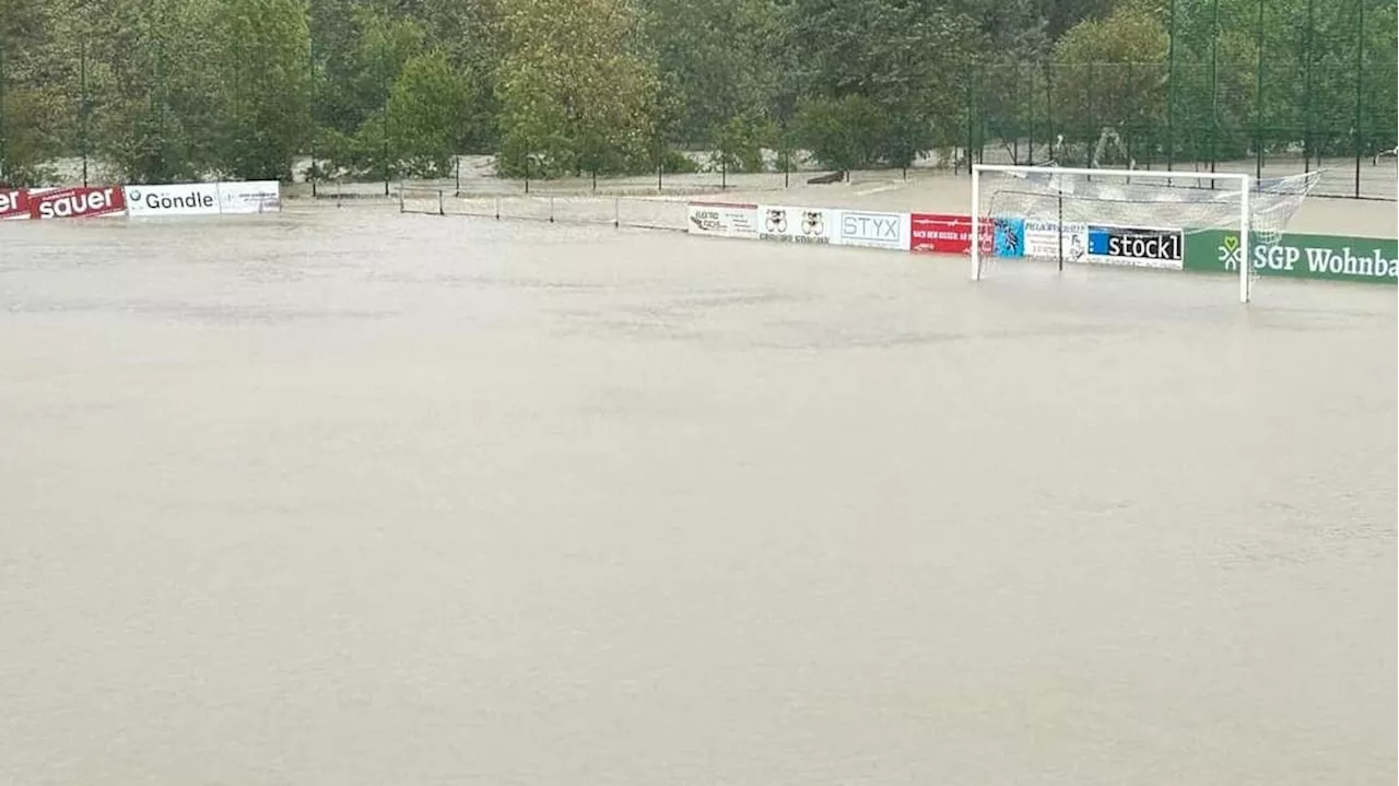 Rasen kaputt, Spielfeld 'angefüllt wie eine Badewanne'