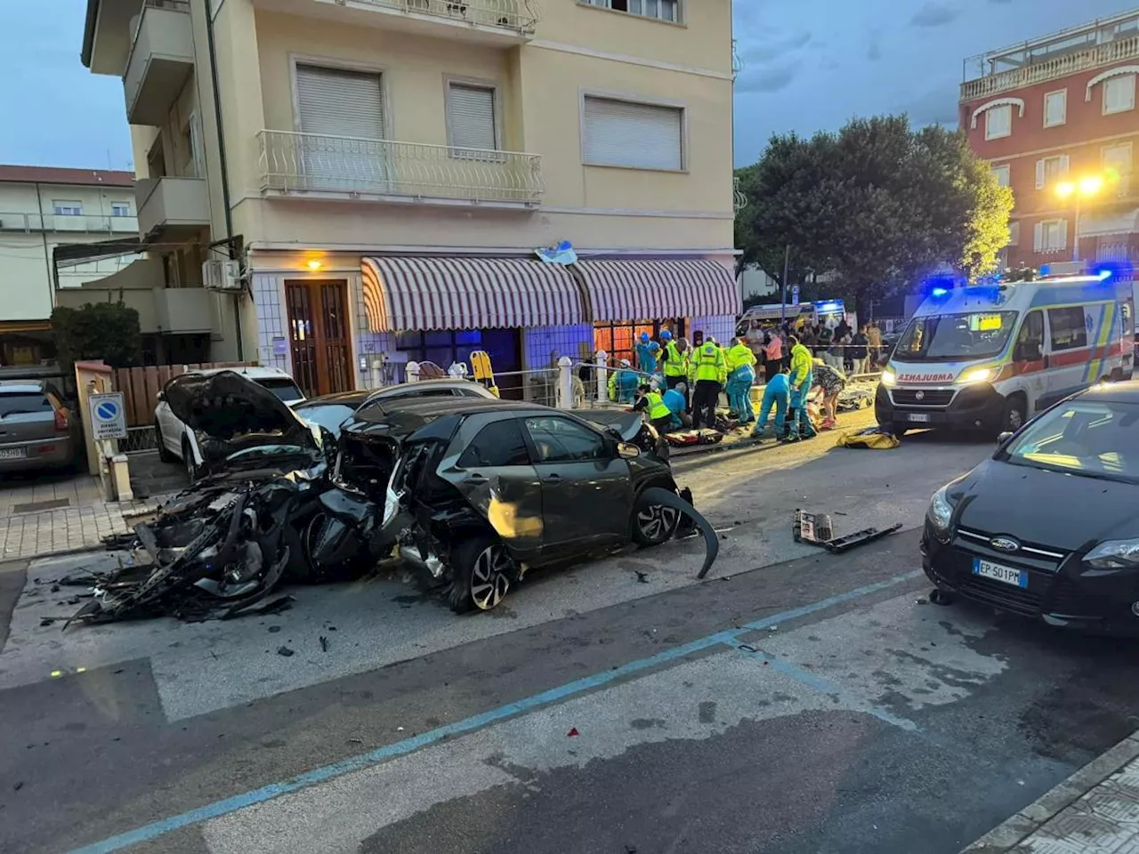 Choc a Lido di Camaiore, auto fuori controllo investe i pedoni: 2 morti e 6 feriti