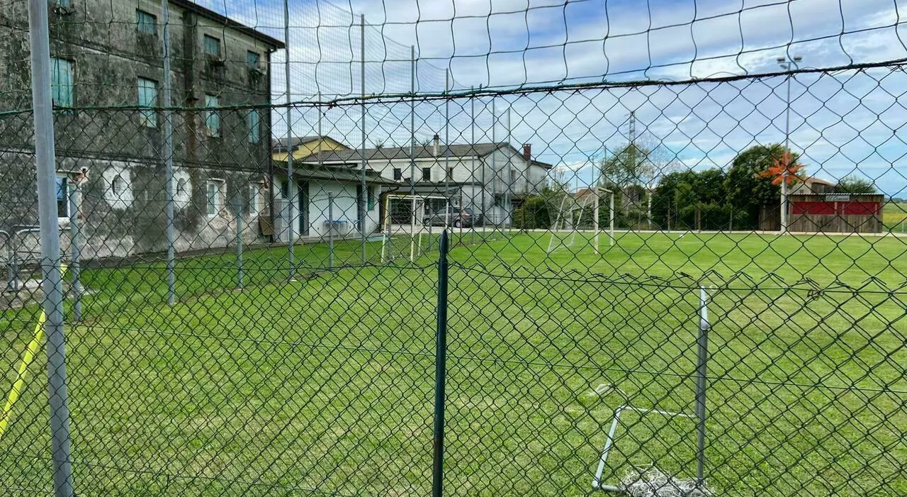 Campo da calcio negato alle donne, il divieto del parroco: «La comunità non è preparata»