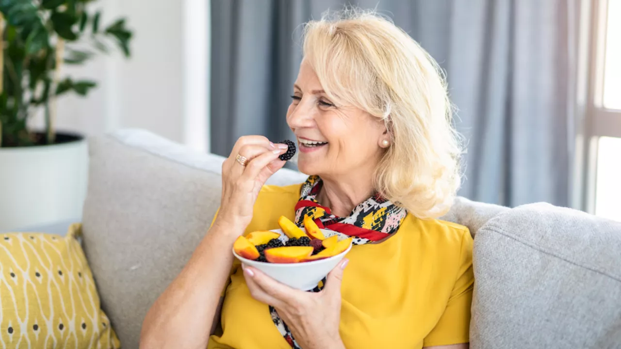 Prevenire la demenza: i benefici di frutta e attività fisica per la salute del cervello