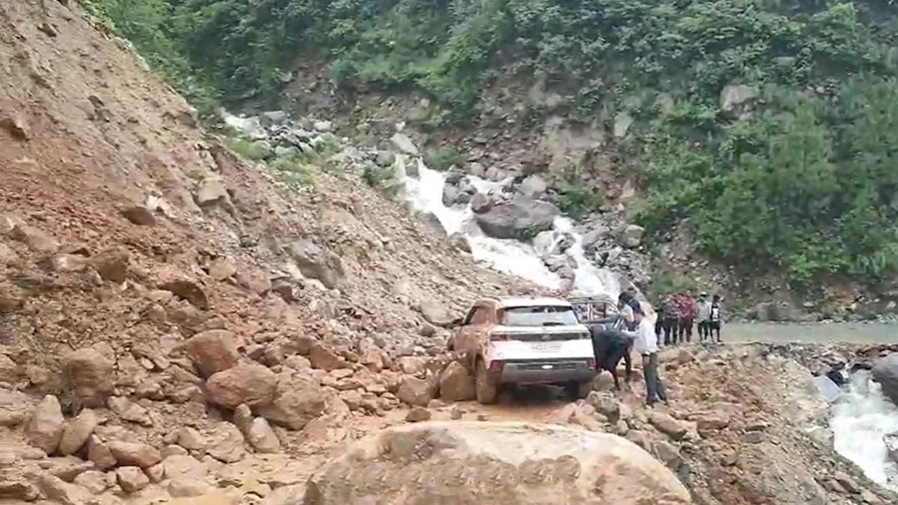 Badrinath Highway पर चटवापीपल में थम नहीं रहा भूस्खलन, रातभर फंसे रहे 200 वाहन