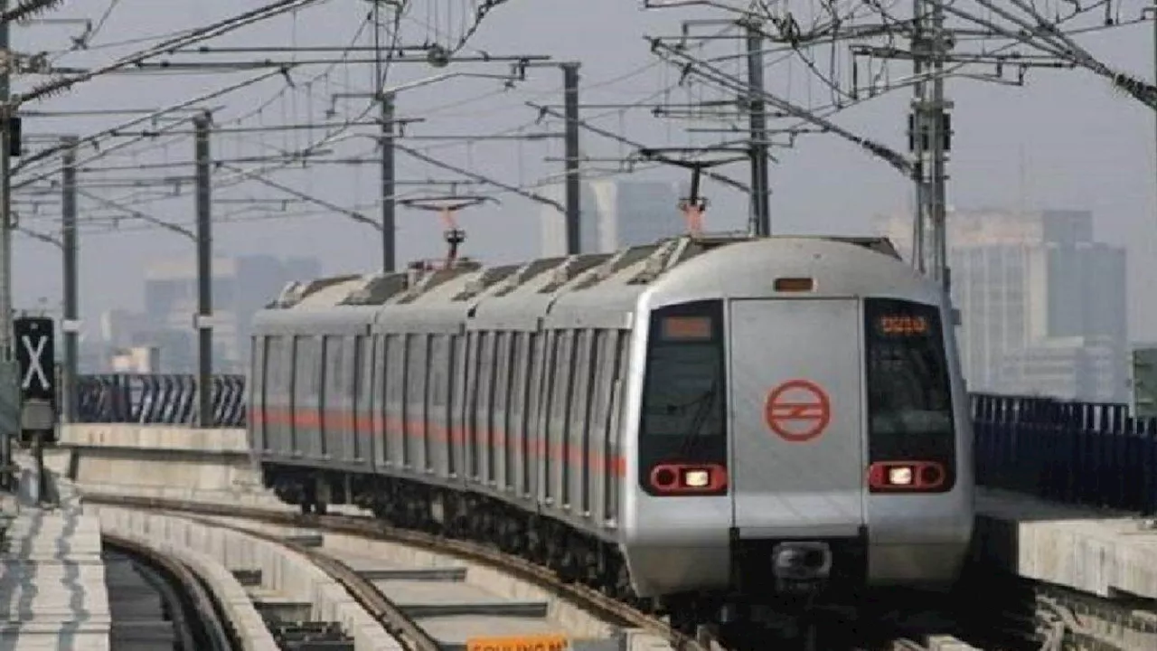 Delhi Metro: रेड लाइन पर ओएचई टूटने से तीन घंटे प्रभावित रही मेट्रो, यात्रियों को हुई भारी परेशानी