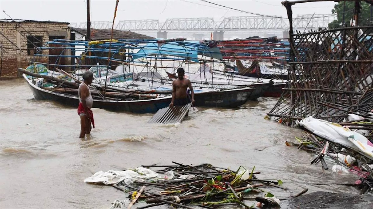 Prayagraj Flood: संगम नगरी में नदियां बढ़ा रहीं धड़कन, अभी तक 23 हजार लोग हो चुके हैं बेघर; PHOTOS