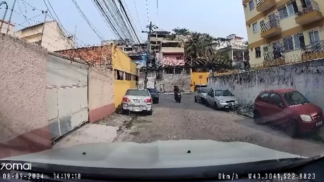 Vídeo mostra bandidos com arma apontada contra família em Piedade, na Zona Norte do Rio