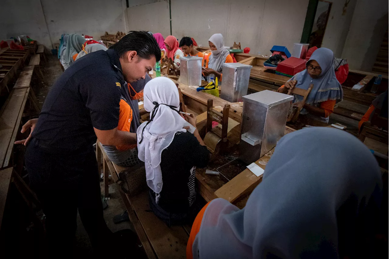 Bea Cukai Kunjungi Produsen MMEA dan Pabrik Rokok di Bekasi & Probolinggo, Ini Tujuannya