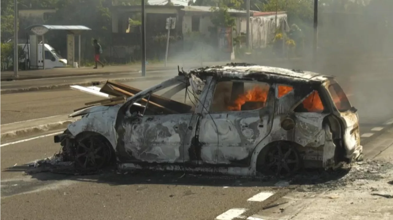 McDonald’s incendié, barricades enflammées, hypermarché envahi : nouvelle nuit de tensions en Martinique