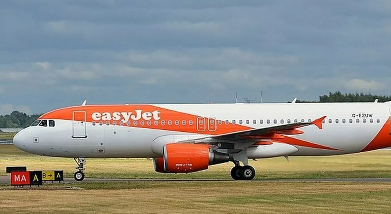 Esplosione a bordo del volo EasyJet: «Fuoco e fumo dalla borsa di una passeggera». Aereo evacuato