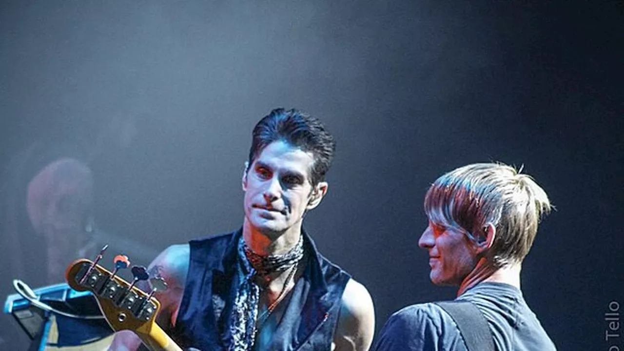 Istri Vokalis Jane's Addiction Sebut Suaminya Sempat Dihajar Bassist Setelah Insiden Pukul Gitaris