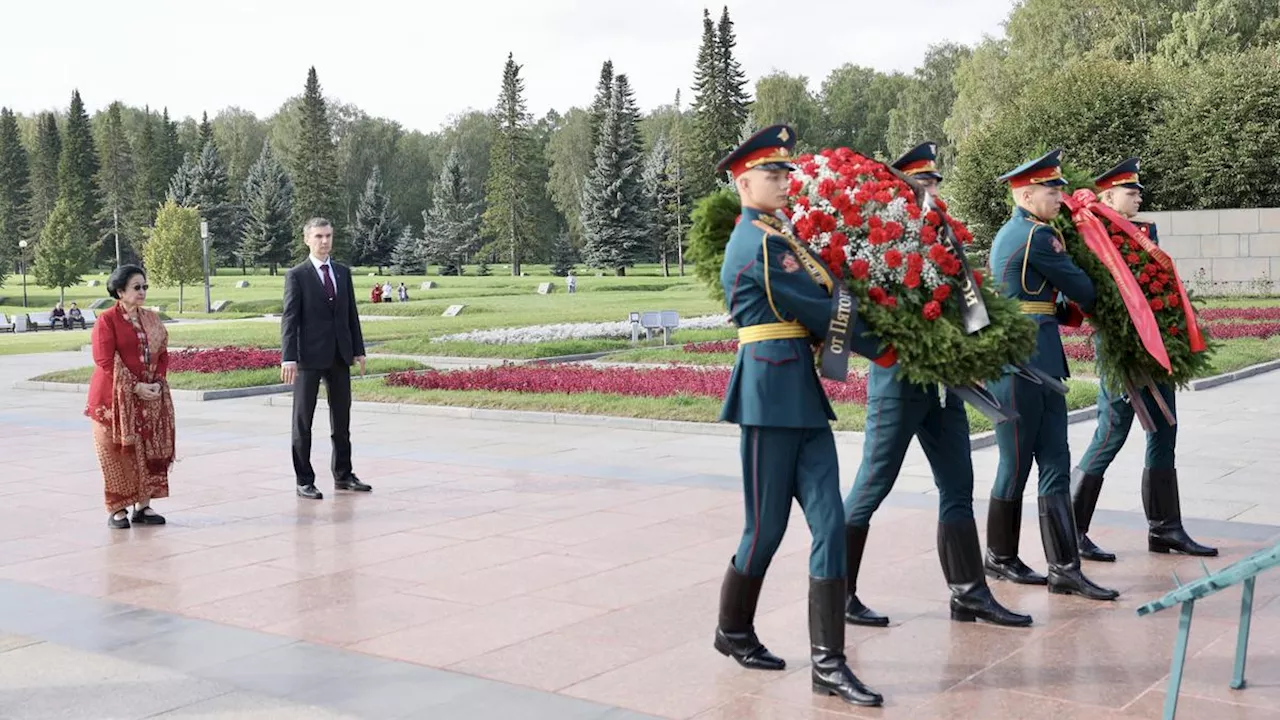 Megawati Ziarah ke Makam Korban Pengepungan Leningrad di St. Petersburg