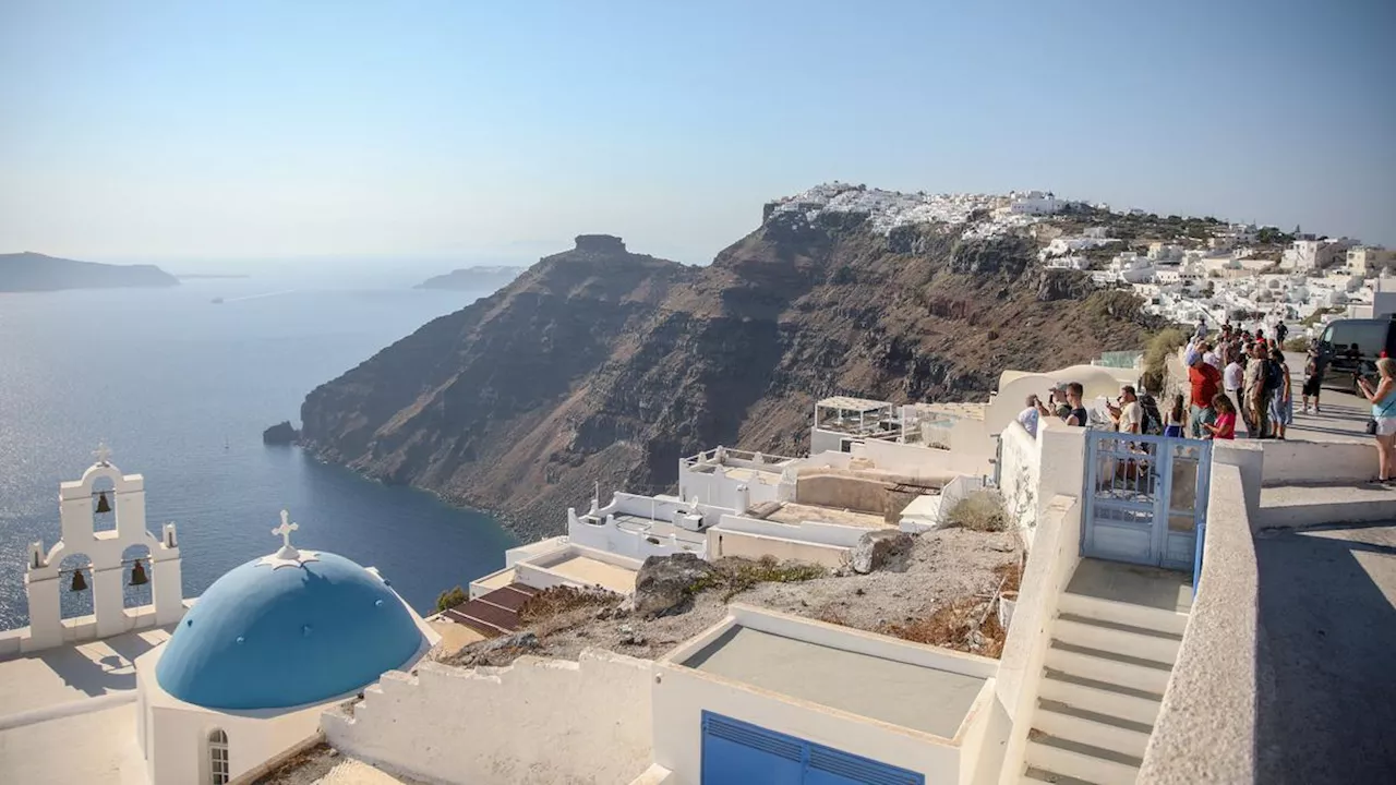 Yunani Bakal Terapkan Pajak Wisata untuk Turis yang Kunjungi Mykonos dan Santorini