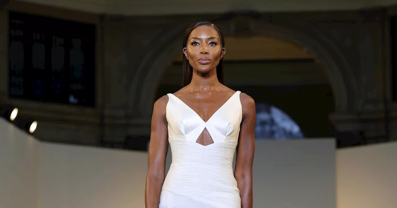 Naomi Campbell Fait Une Apparition Surprise Au Défilé Del Core