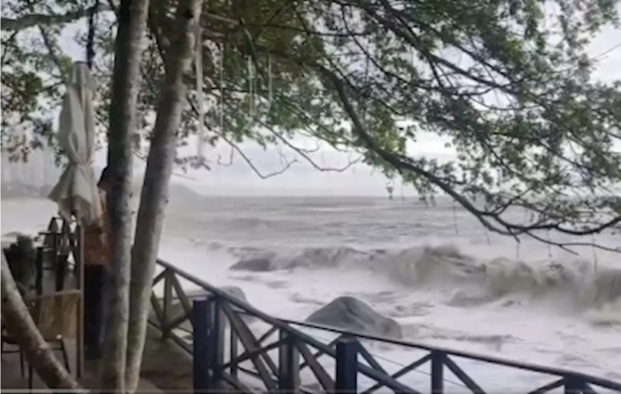 Massive waves strike Penang coast amid storms, public warned to stay away (VIDEO)