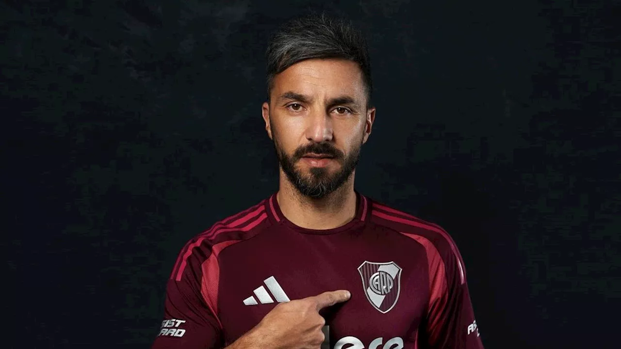 Así modeló Nacho Scocco la nueva camiseta de River