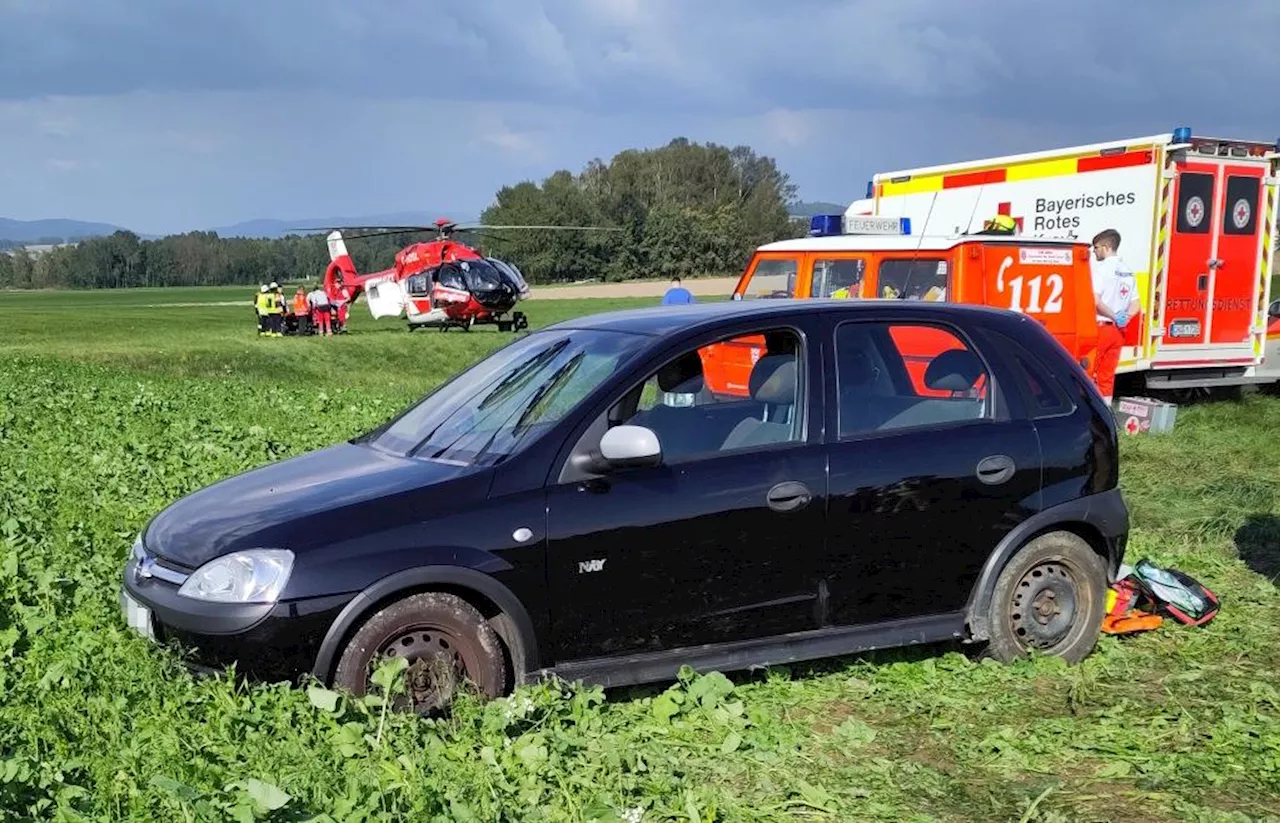 Mit dem Auto bei Cham von der Straße abgekommen: 70-Jähriger nach Unfall in Klinik geflogen