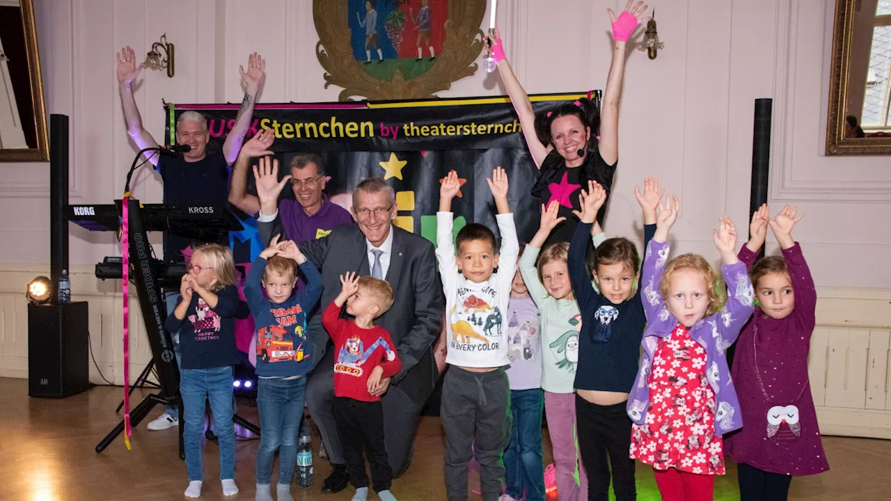 Kinder begeistert: Musiksternchen tanzte, sang und spielte