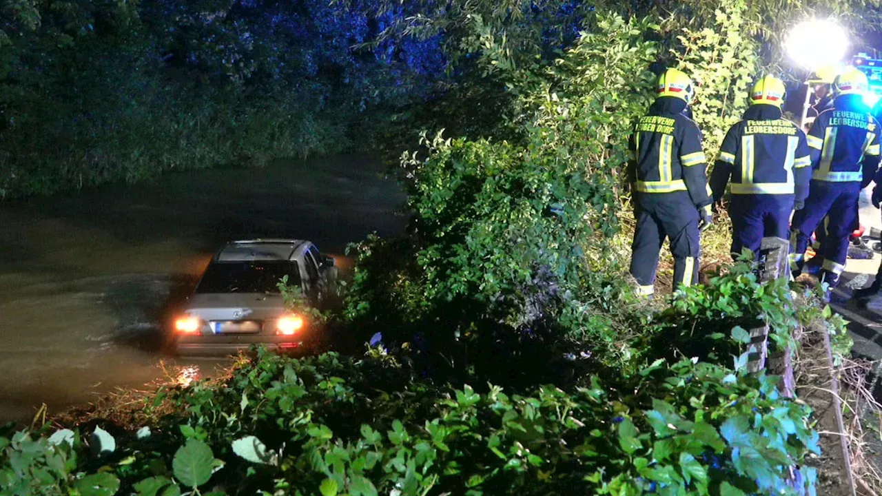 Leobersdorf: Fahrzeug durchbricht Holzzaun und stürzt in Triesting!