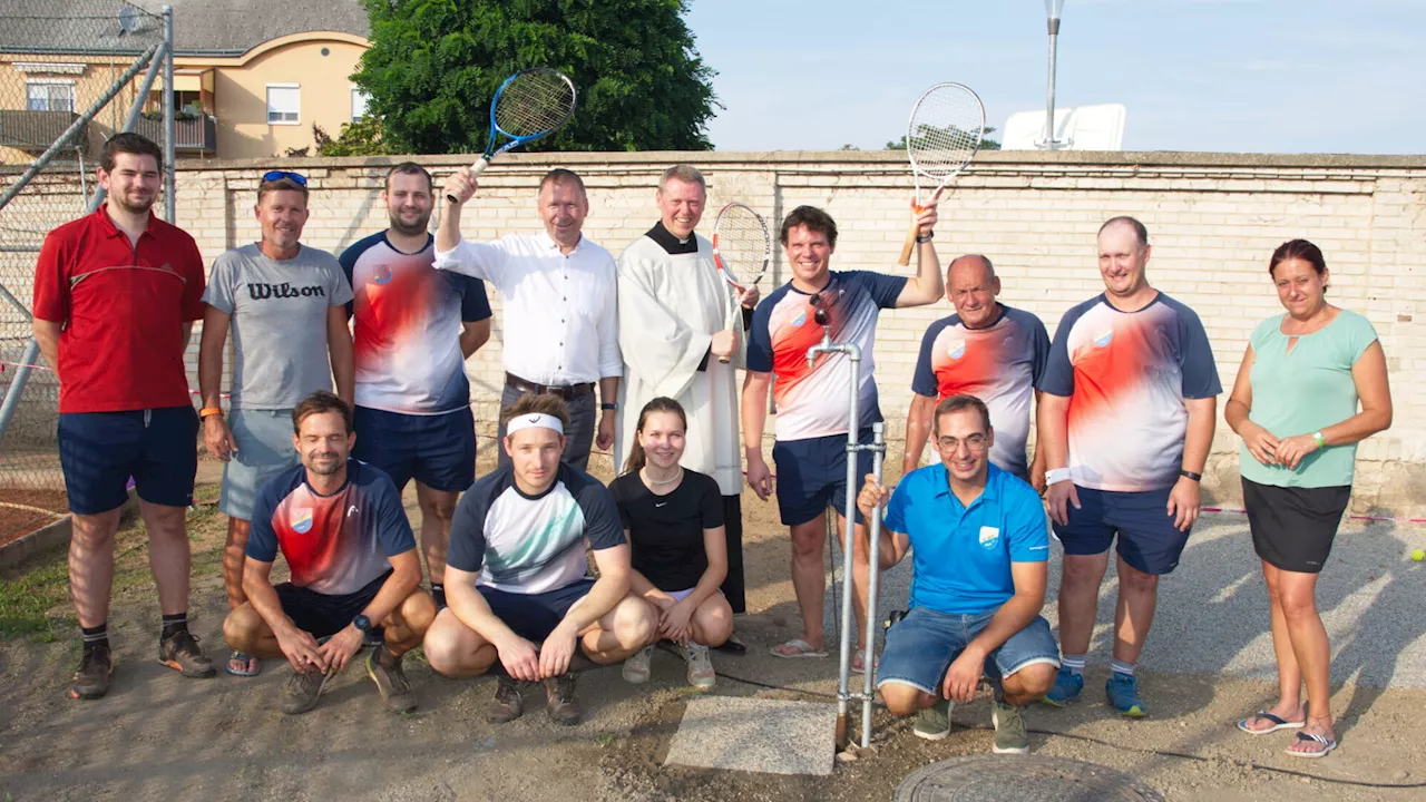 Tennisverein Retz ließ zum 70er seinen neuen Brunnen segnen