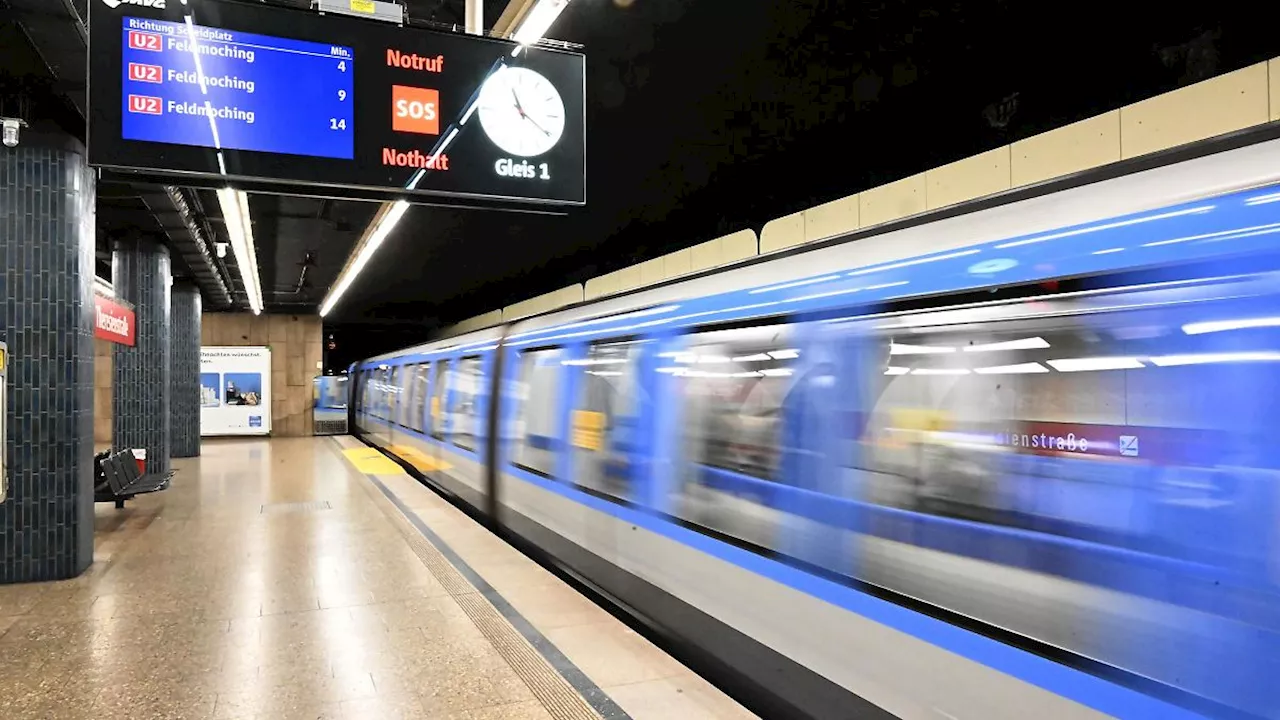 Bayern: Fahrgäste steigen aus U-Bahn aus und laufen über die Gleise