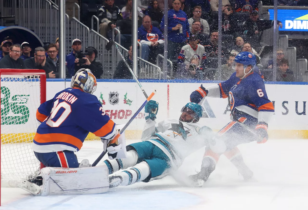 Anthony Duclair reunited with former coach Patrick Roy on Islanders