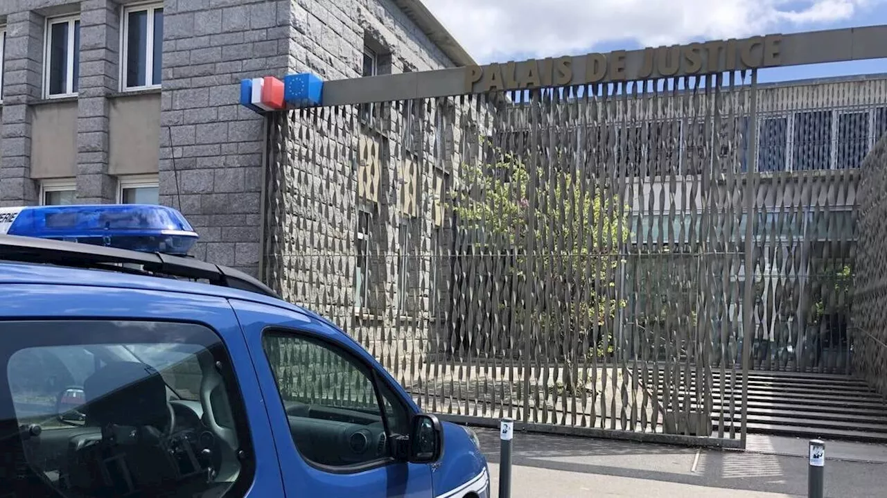 Sur une vitrine de Pontivy, une quinquagénaire avait scotché une affichette avec des propos racistes