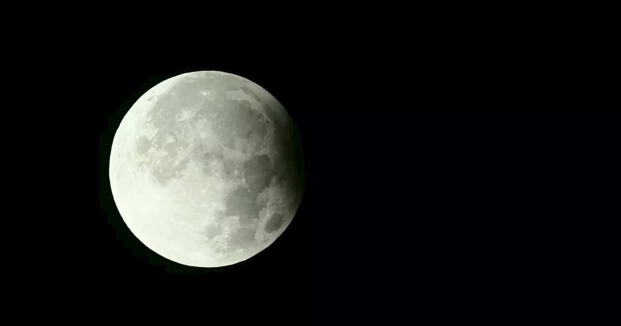 Mond bot doppeltes Schauspiel - nah und partielle Mondfinsternis