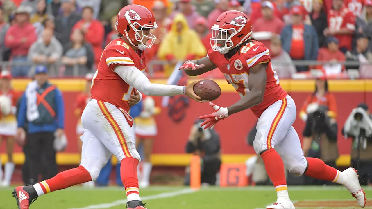 Chiefs' Patrick Mahomes on Kareem Hunt's Friendship, Growth to 'Be a Better Person'