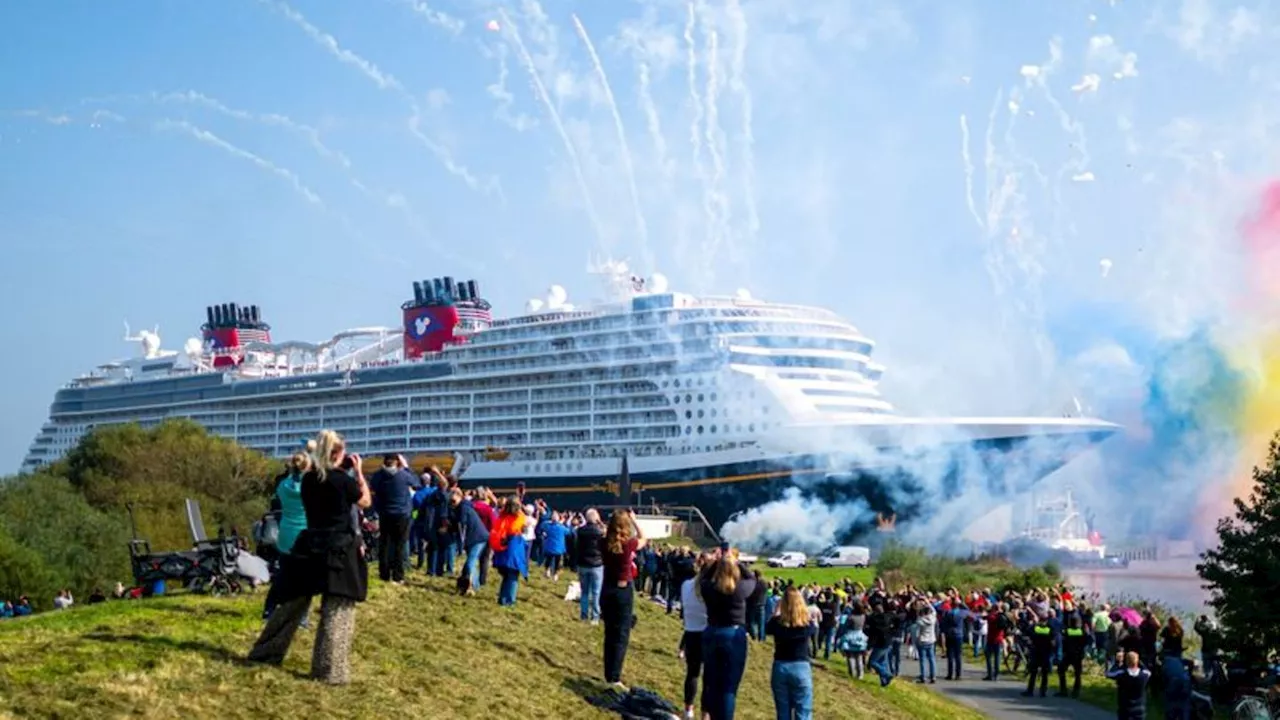 Rückwärts über die Ems: Neues Meyer-Kreuzfahrtschiff auf dem Weg zur Nordsee