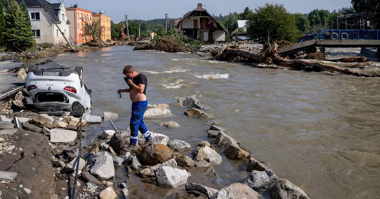 Elbe steigt weiter - Aufräumarbeiten in Flutgebieten