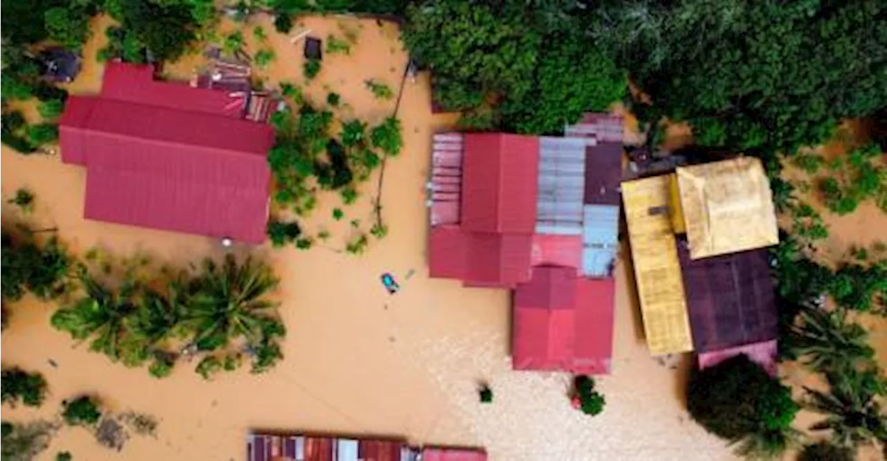 Elderly woman braves floods to rescue grandchildren