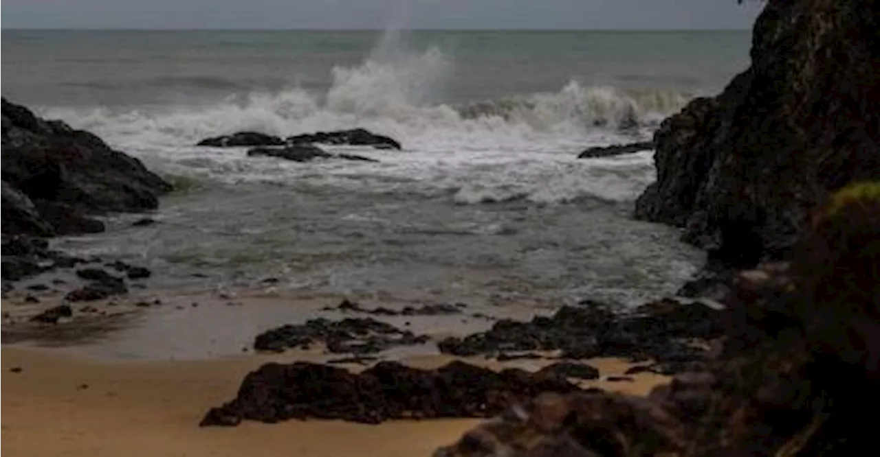 Large waves hit Penang coast, public warned to stay away