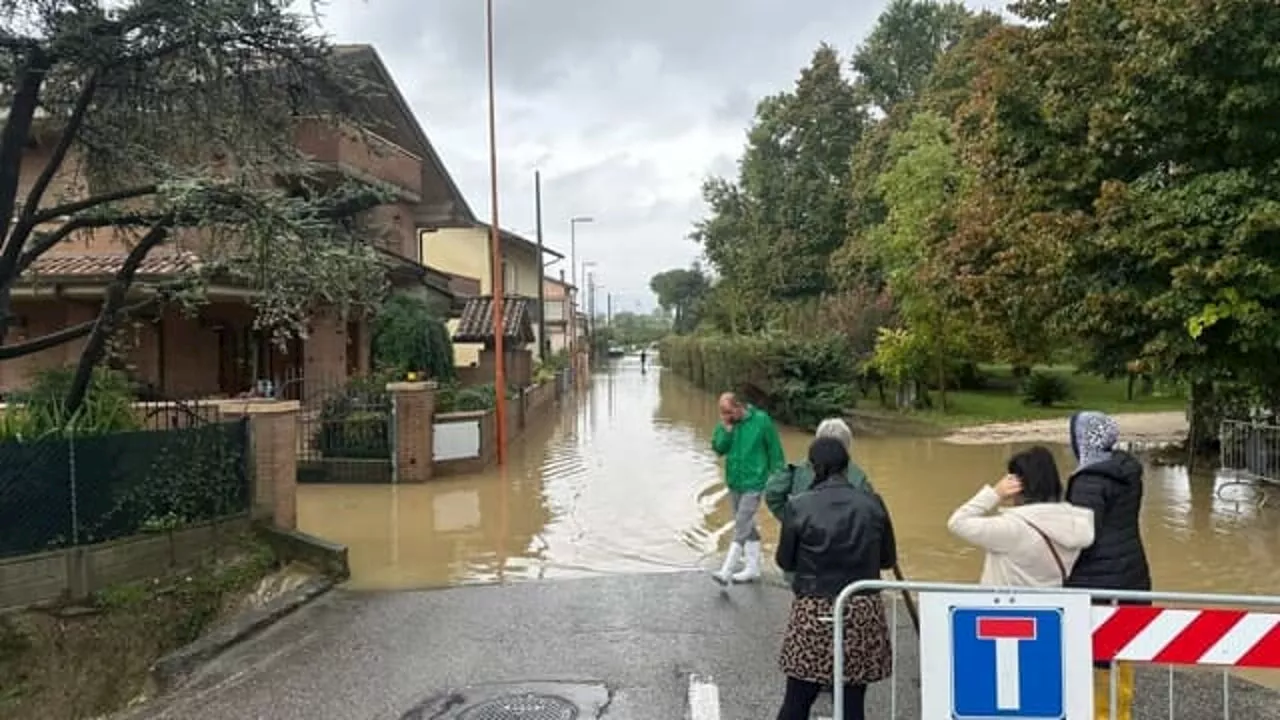 L'allerta meteo diventa rossa: scuole chiuse, "pioverà ancora per 24 ore"