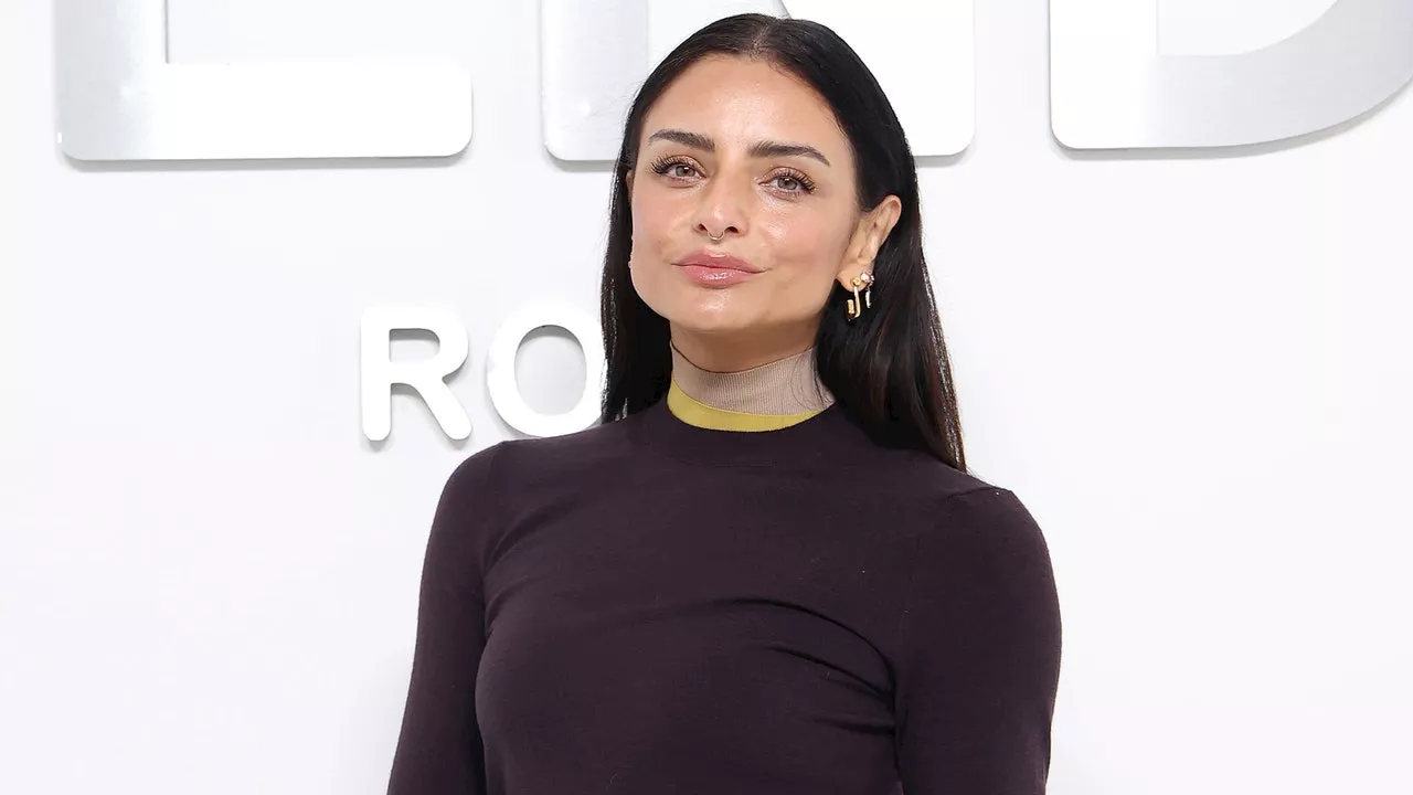 Aislinn Derbez luce botas altas color café y minivestido en el desfile de Fendi