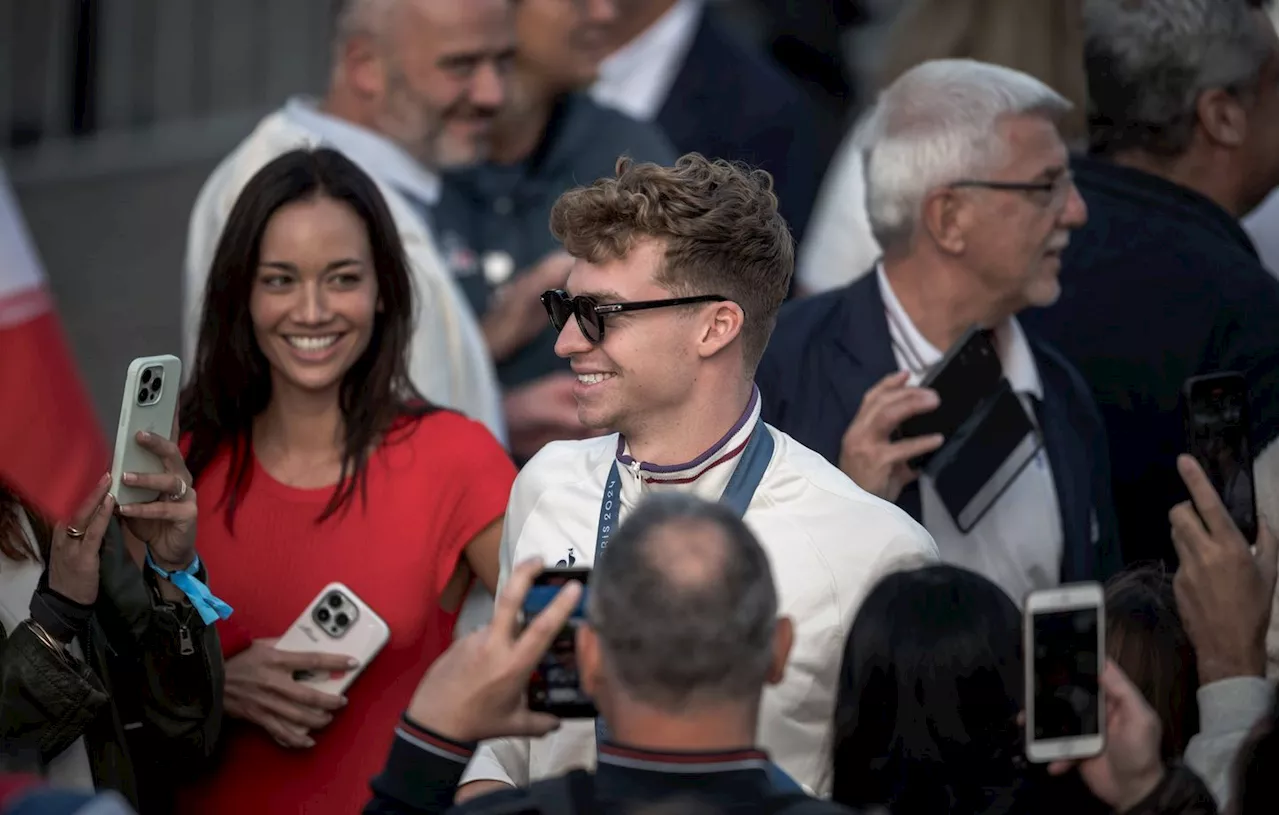 JO Paris 2024 : Léon Marchand ne se balade plus qu’avec « une casquette et des lunettes »