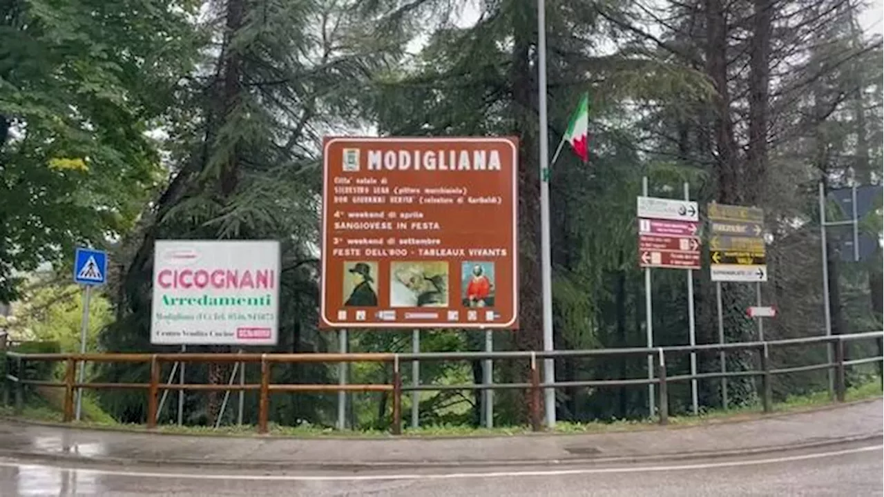 Maltempo in Emilia-Romagna, le strade di Modigliana ricoperte di fango