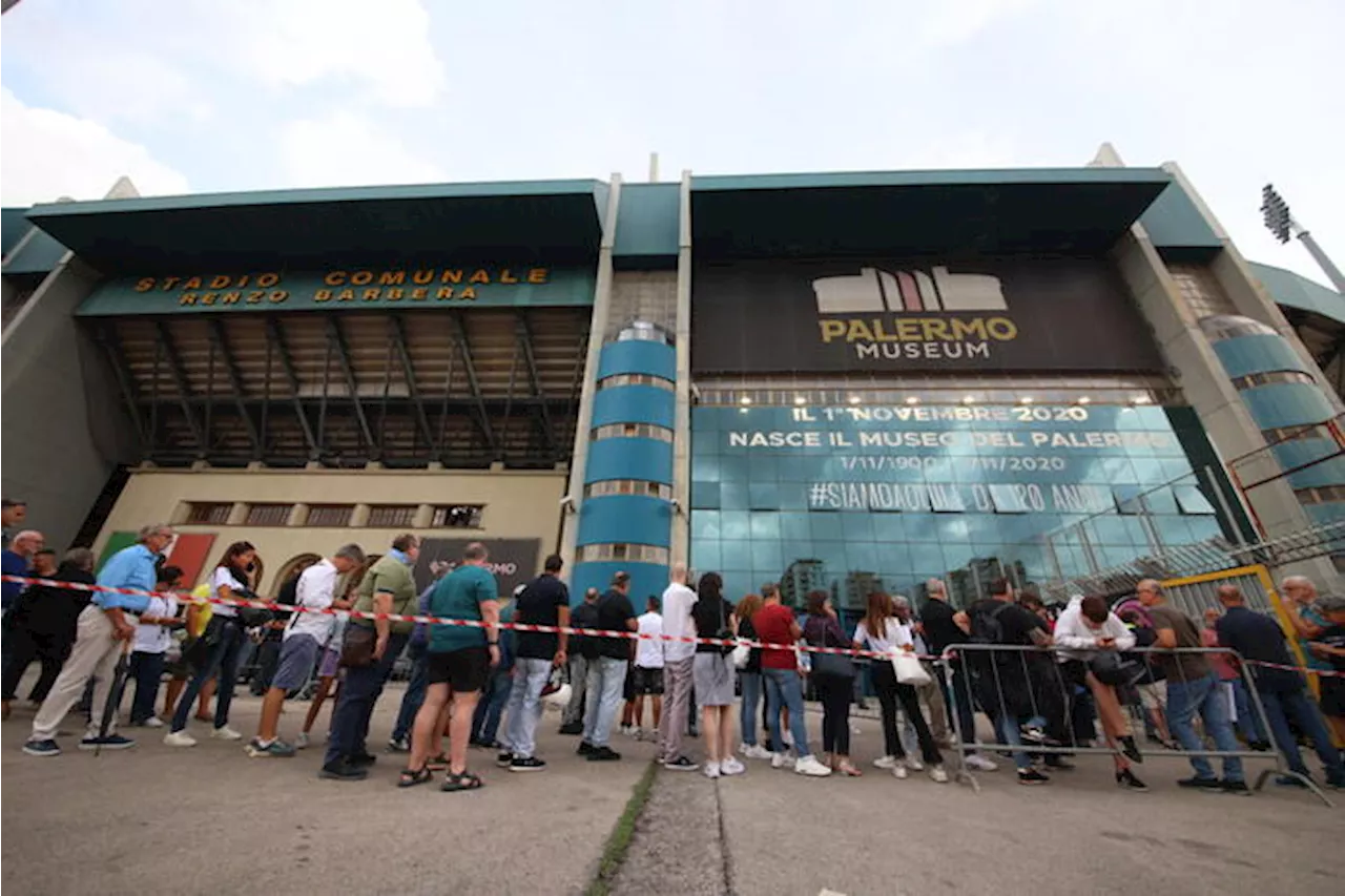 Riaperta la camera ardente nello stadio a Palermo per l'ultimo saluto a Totò Schillaci