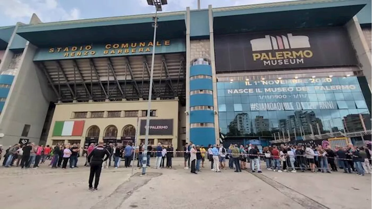 Schillaci, l'abbraccio dei tifosi alla camera ardente allo stadio