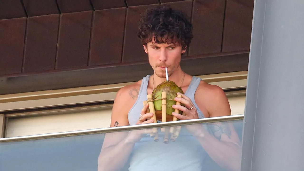 No Brasil, Shawn Mendes toma água de coco na varanda de hotel