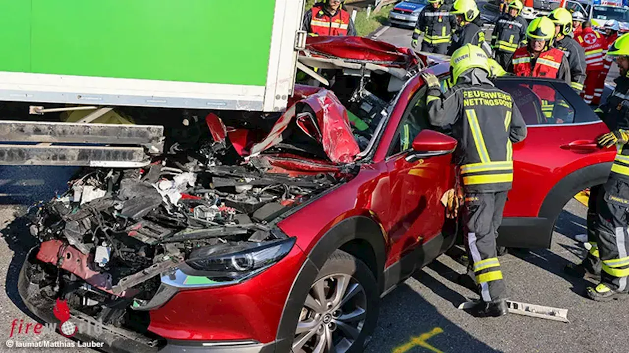 Auto kracht unter LKW-Sattelzug - Zwei Schwerverletzte