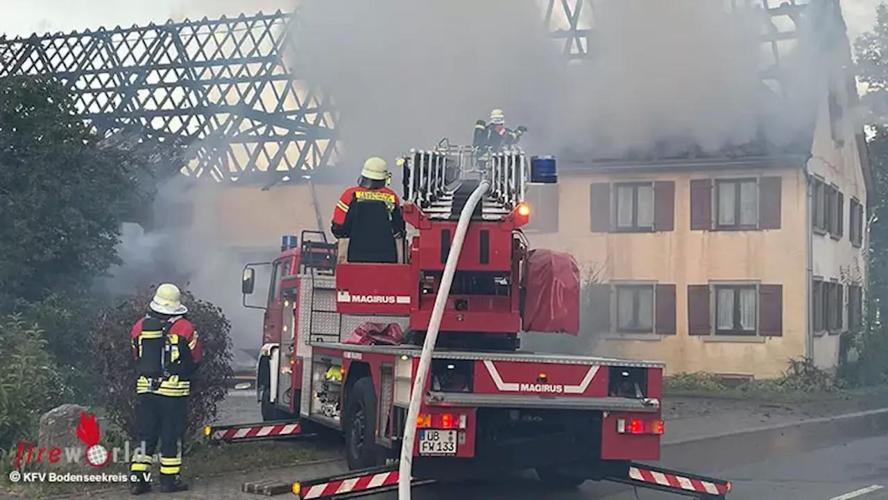 D: Feuerwehren bekämpfen Großbrand auf landwirtschaftlichen Anwesen in Owingen