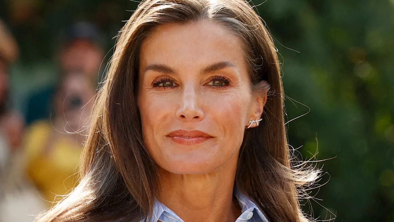 Letizia d'Espagne (52 ans) prouve que la chemise peut aussi être sexy