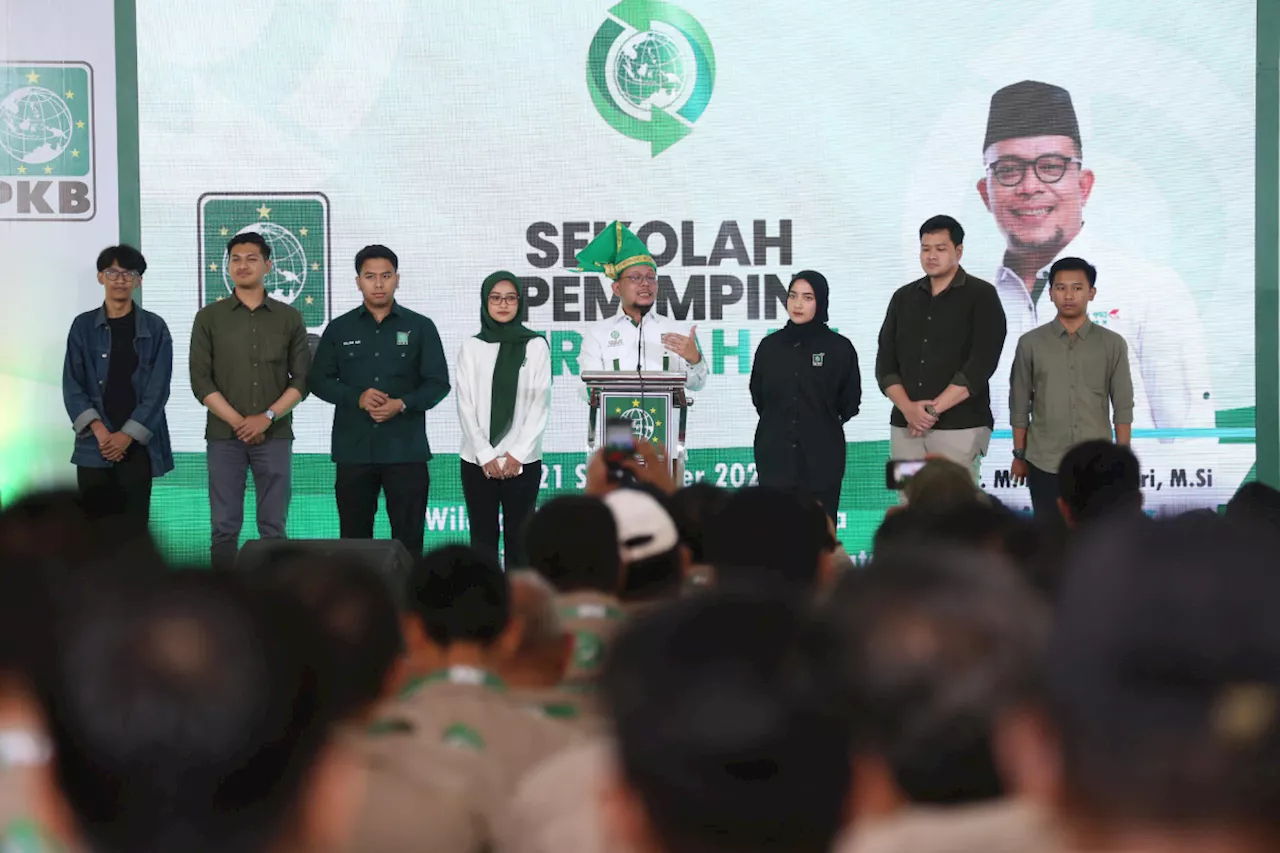 Hanif Dhakiri Memperkenalkan Pengurus Harian DPP PKB di Sespim Perubahan Wilayah VII