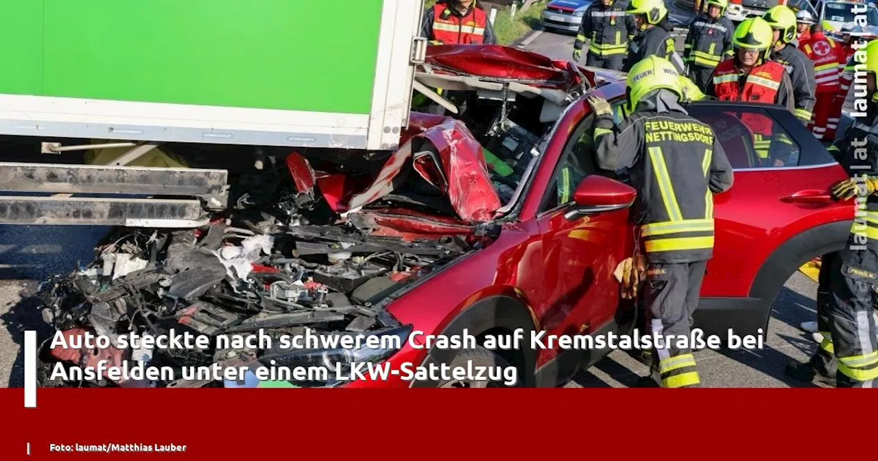 Auto steckte nach schwerem Crash auf Kremstalstraße bei Ansfelden unter einem LKW-Sattelzug