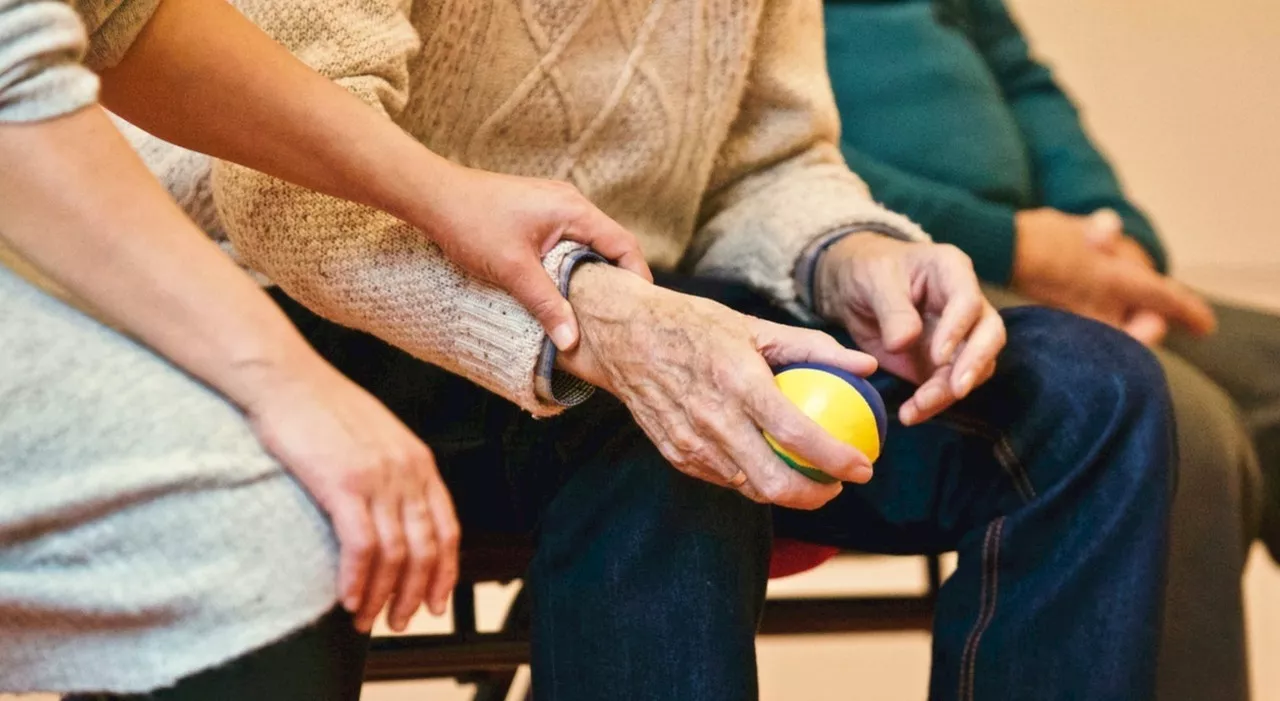 Alzheimer, 600 mila persone in Italia ne soffrono: sintomi e segnali d'allarme. L'esperto: «Si può prevenire c